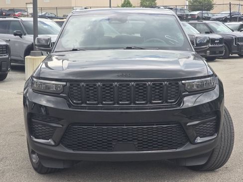 Used 2023 Jeep Grand Cherokee Altitude AWD/4WD image 9