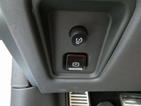 Certified 2023 Chevrolet Corvette Stingray Coupe w/ Chrome Exterior Badge Package image 23