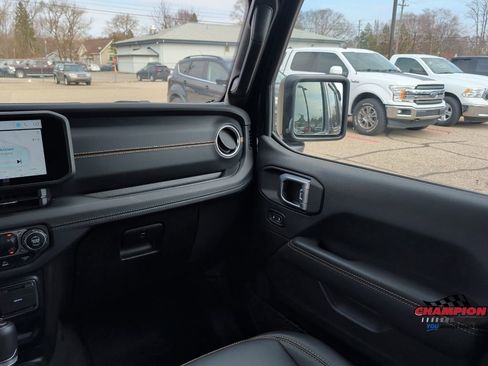 Used 2024 Jeep Wrangler Unlimited Sahara w/ Technology Group AWD/4WD image 28