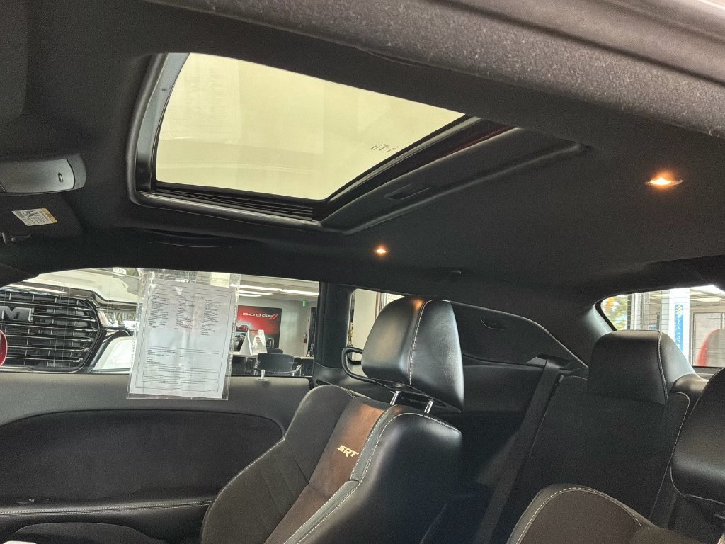 Used 2015 Dodge Challenger SRT RWD image 31