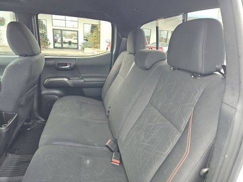 Used 2016 Toyota Tacoma TRD Sport image 9