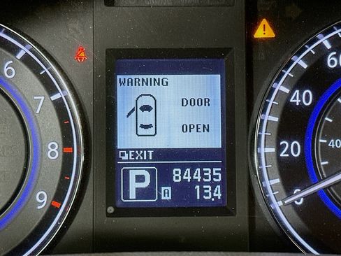 Used 2010 INFINITI G37 Journey w/ Premium Pkg image 19