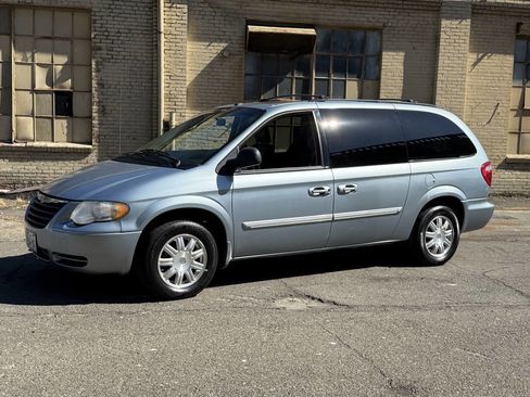 Used 2006 Chrysler Town & Country Touring image 3