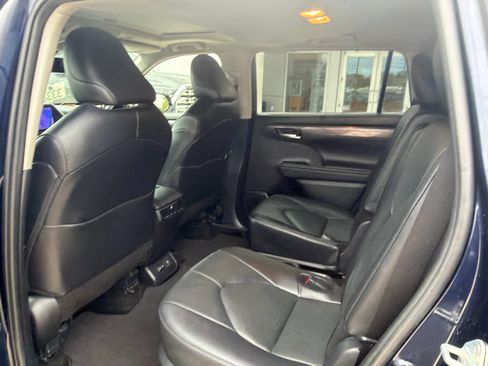 Used 2024 Toyota Highlander Limited AWD/4WD image 30