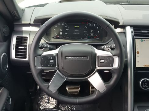 Used 2025 Land Rover Discovery Metropolitan Edition AWD/4WD image 25