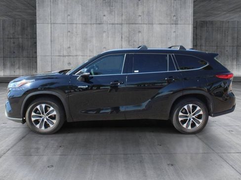 Used 2020 Toyota Highlander XLE FWD image 2