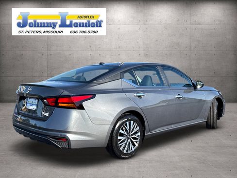 Used 2025 Nissan Altima 2.5 SV FWD image 2