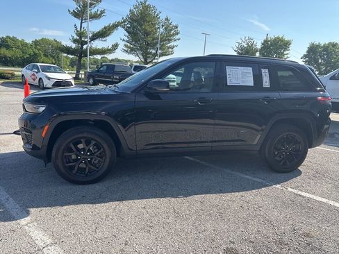 Used 2025 Jeep Grand Cherokee Altitude AWD/4WD image 16
