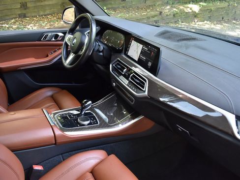 Used 2022 BMW X5 xDrive40i w/ M Sport Package AWD/4WD image 18