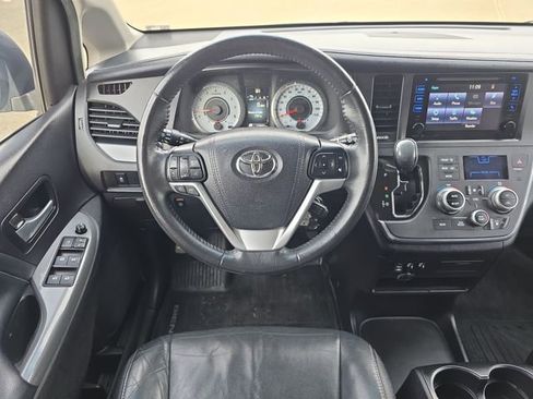 Used 2017 Toyota Sienna SE image 18