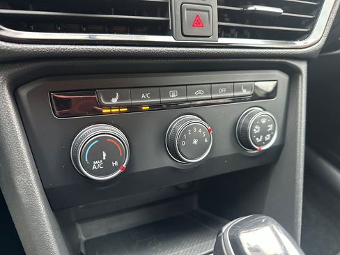 Certified 2022 Volkswagen Taos SE image 11