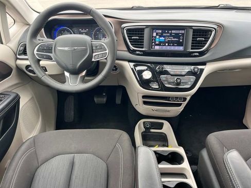 Used 2023 Chrysler Voyager LX image 17