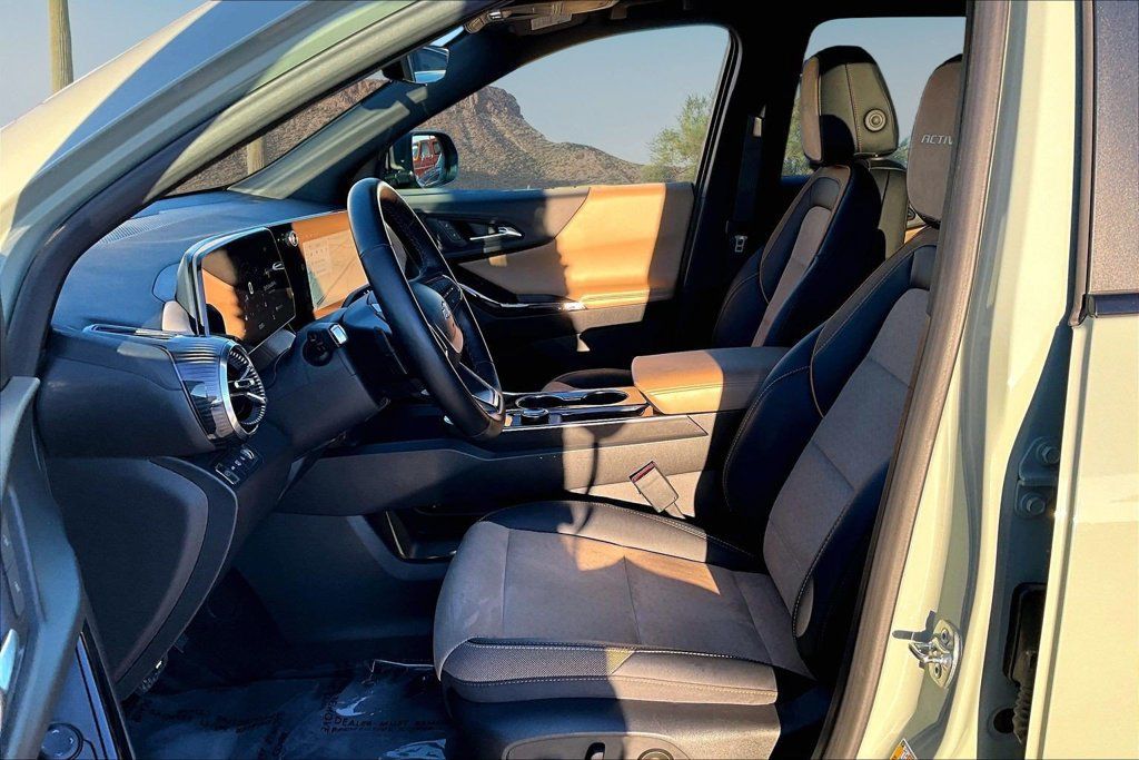 Used 2025 Chevrolet Equinox ACTIV w/ Safety and Technology Package AWD/4WD image 24