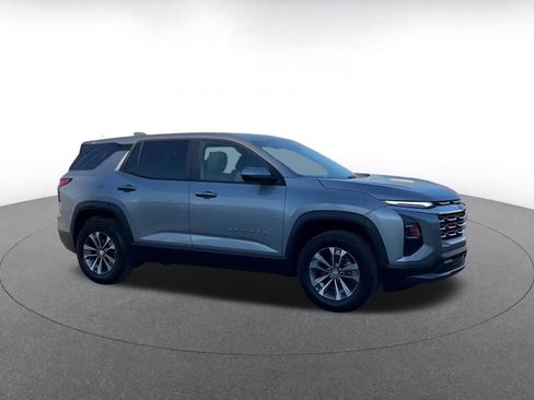 Used 2025 Chevrolet Equinox LT image 2