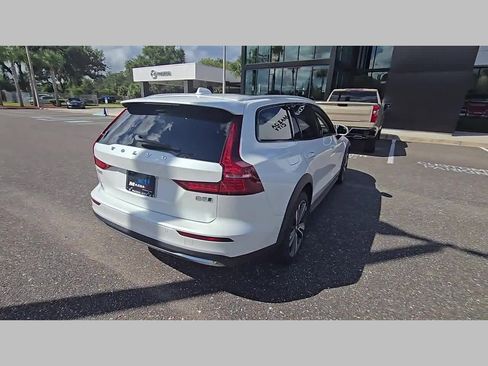 Used 2023 Volvo V60 B5 Cross Country Plus image 31