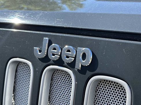 Used 2017 Jeep Wrangler Unlimited Sahara w/ Connectivity Group image 10