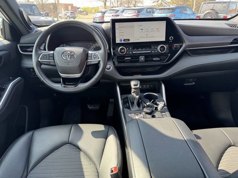 Used 2024 Toyota Highlander XSE AWD/4WD image 9