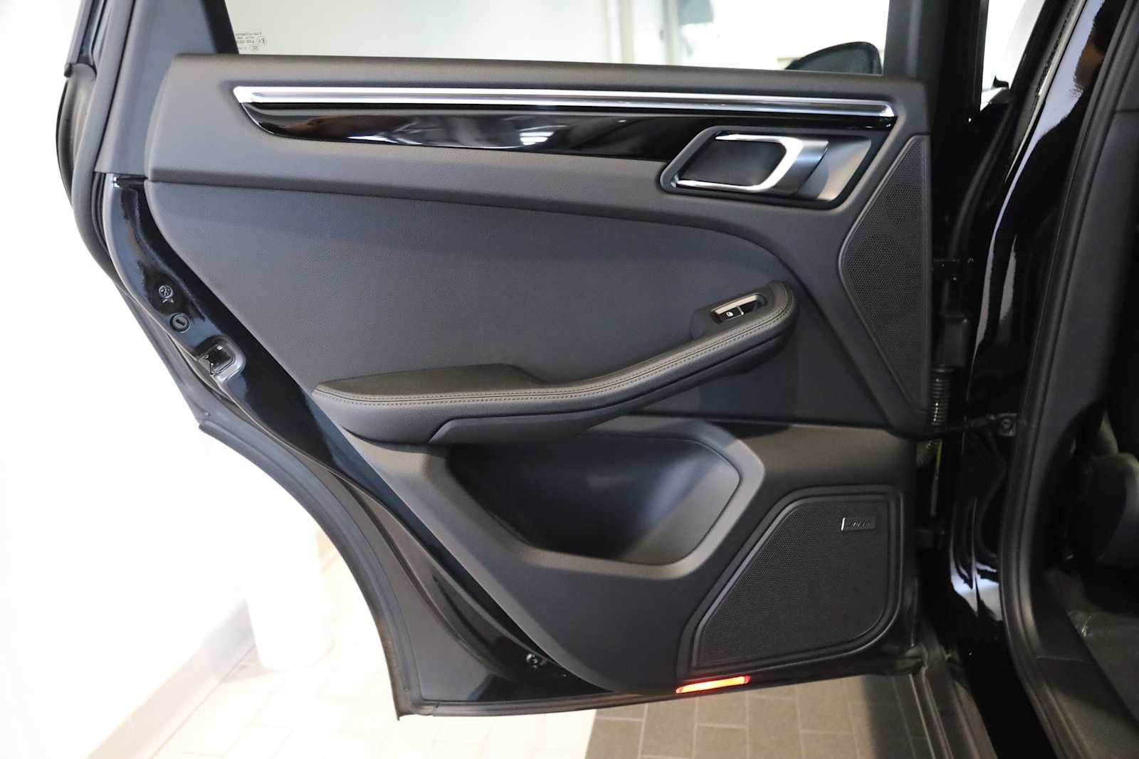 Used 2025 Porsche Macan AWD/4WD image 17