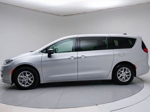 Used 2024 Chrysler Pacifica Touring-L image 5