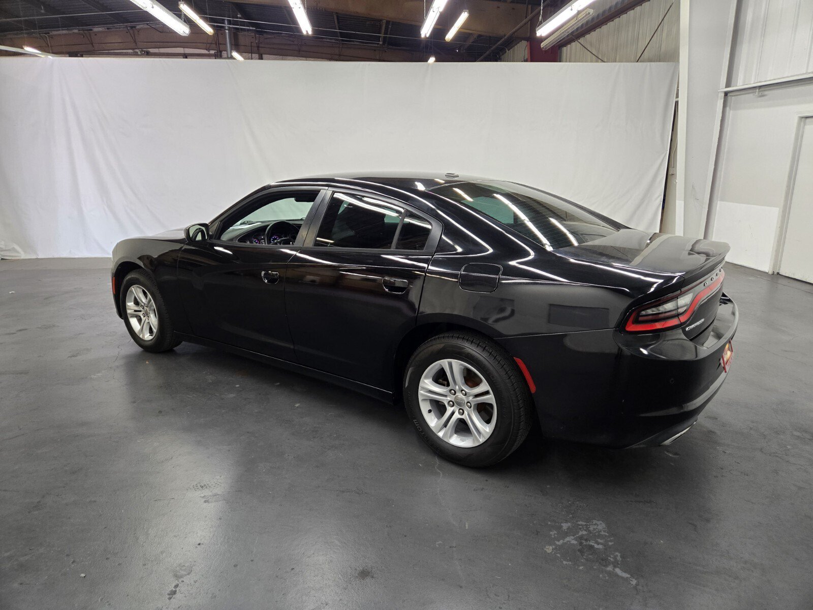 Used 2015 Dodge Charger SE RWD image 3