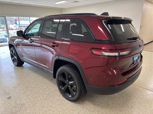 Used 2024 Jeep Grand Cherokee Altitude AWD/4WD image 8