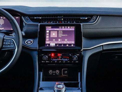 New 2025 Jeep Grand Cherokee Altitude image 14