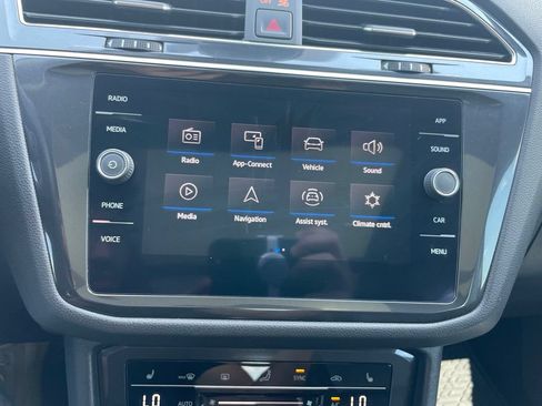 Used 2022 Volkswagen Tiguan SE w/ Panoramic Sunroof Package AWD/4WD image 14