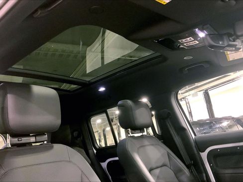 Used 2025 Land Rover Defender 130 X-Dynamic SE image 14