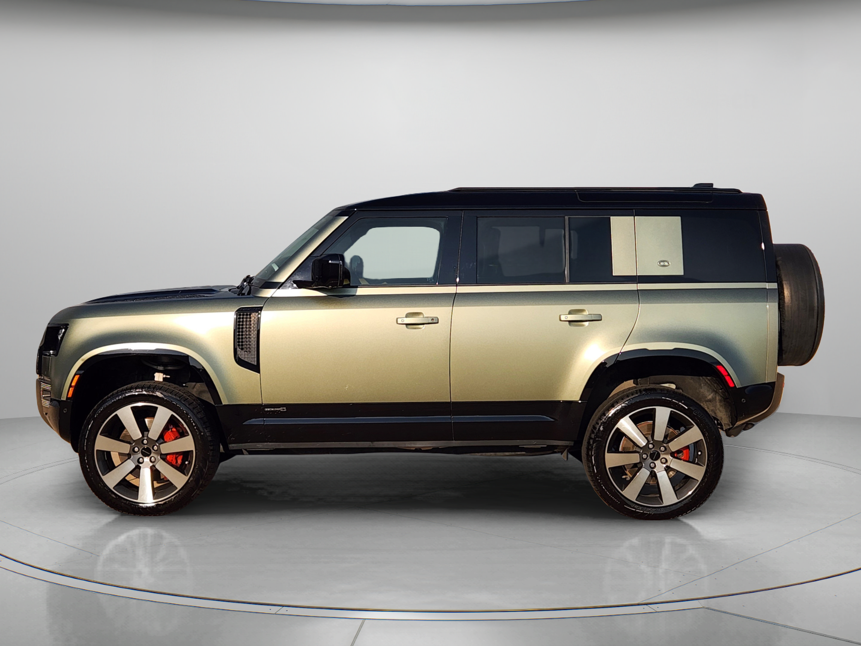Used 2023 Land Rover Defender 110 X AWD/4WD image 2