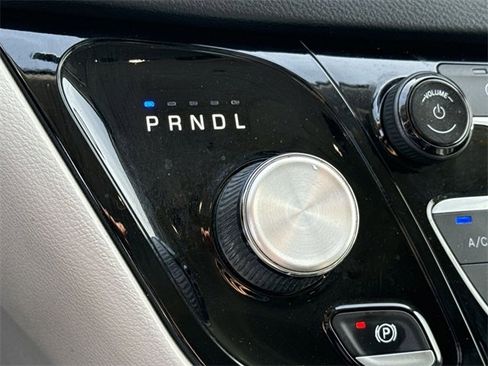 Used 2020 Chrysler Pacifica Touring-L image 21