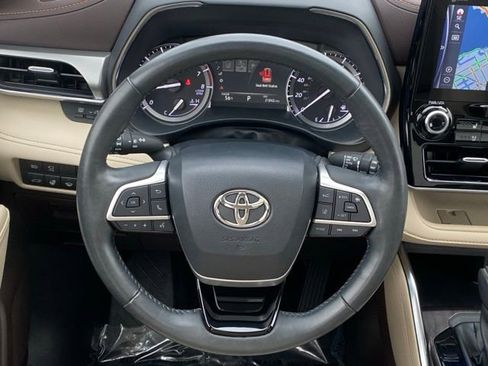 Certified 2022 Toyota Highlander Platinum image 16