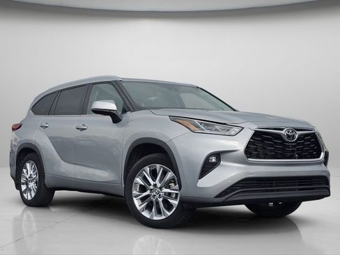 Used 2023 Toyota Highlander Limited image 2