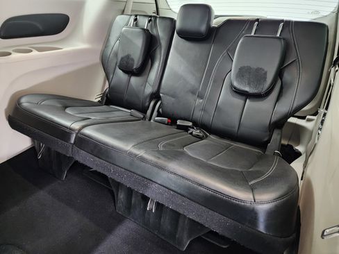 Used 2024 Chrysler Pacifica Touring-L image 33