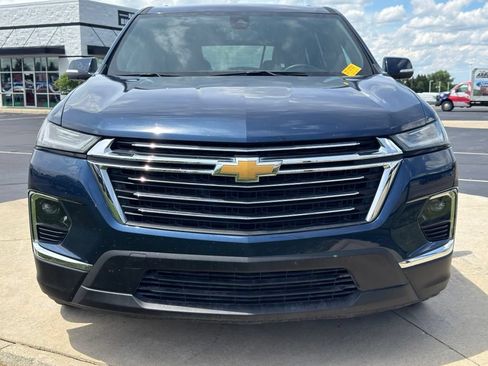 Used 2023 Chevrolet Traverse LT FWD image 2
