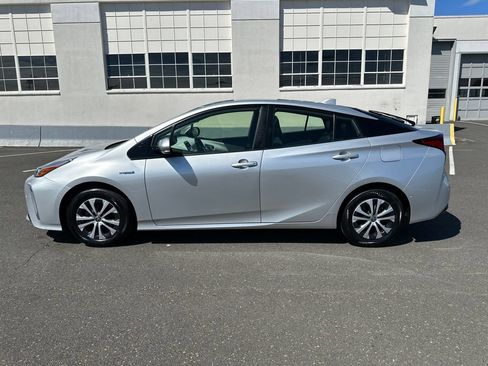 Used 2020 Toyota Prius XLE AWD/4WD image 3