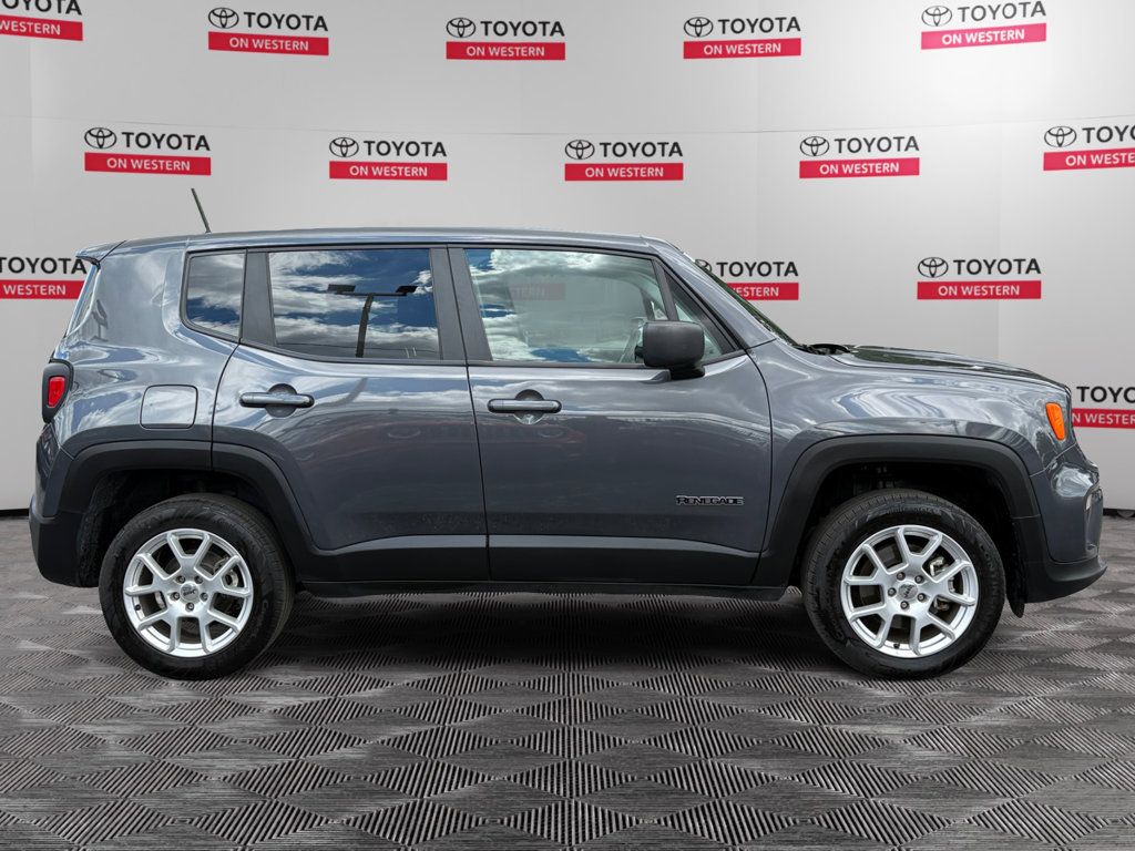 Used 2023 Jeep Renegade Latitude AWD/4WD image 4