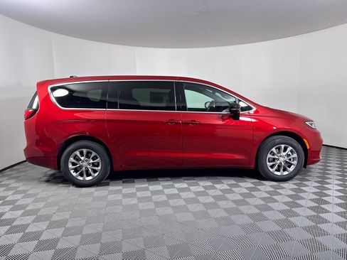 New 2026 Chrysler Pacifica Select AWD/4WD image 16