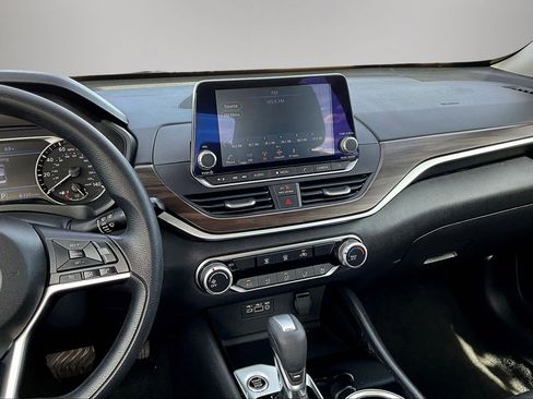 Used 2024 Nissan Altima 2.5 SV image 9