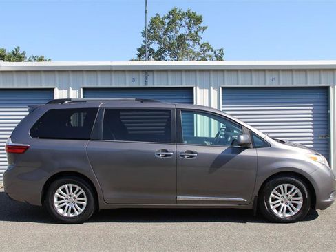 Used 2016 Toyota Sienna XLE w/ XLE Navigation Package FWD image 8