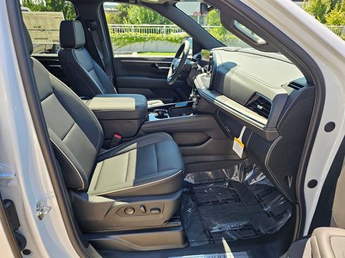 New 2026 Chevrolet Suburban Premier w/ Sun And Tow Package AWD/4WD image 11
