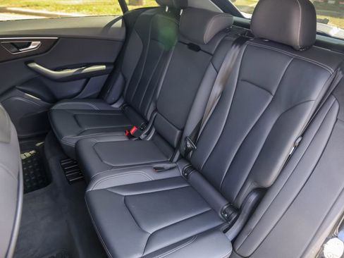 Used 2022 Audi Q8 Premium image 23