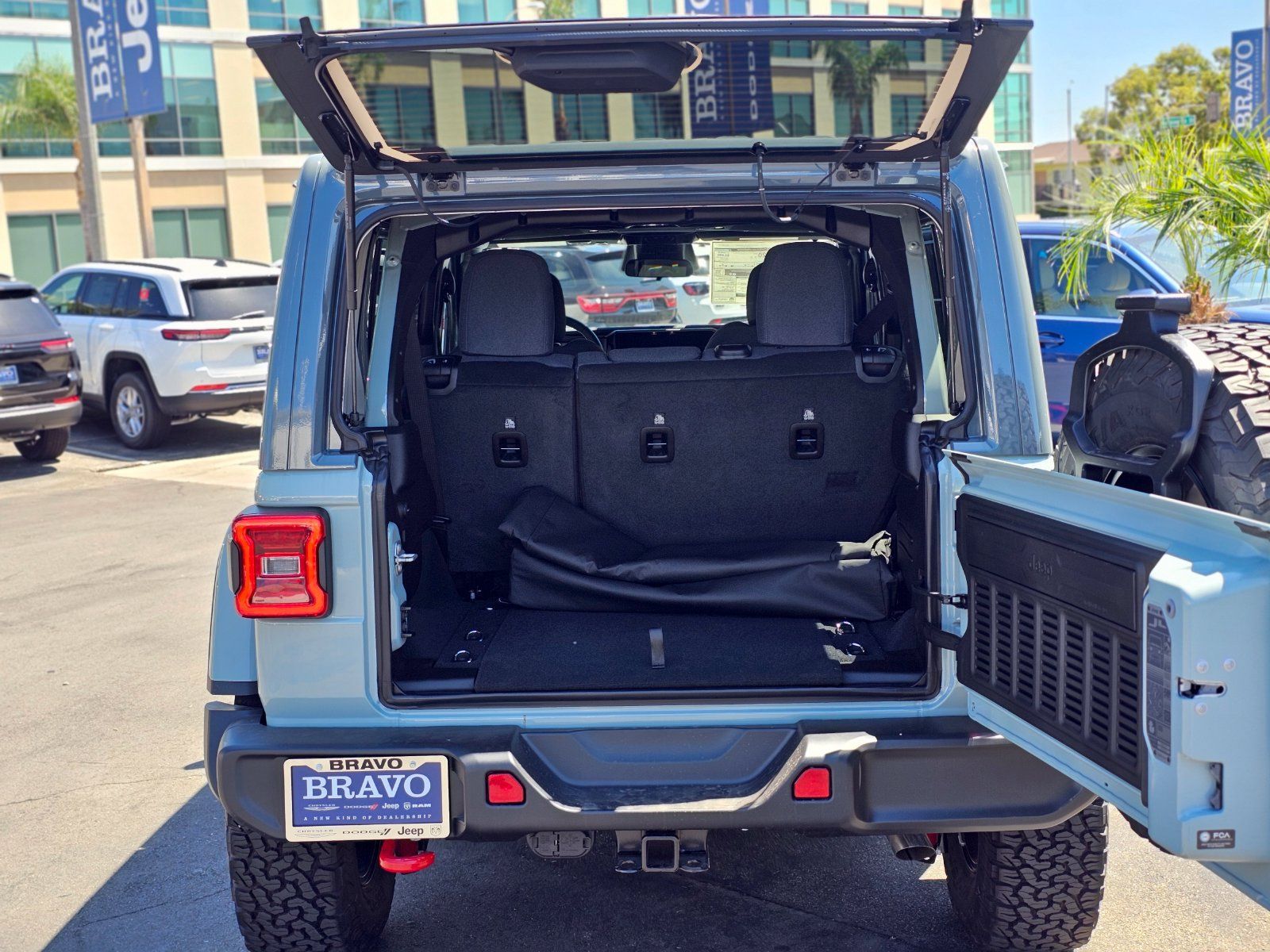 New 2026 Jeep Wrangler Unlimited Rubicon w/ Rockslide Package AWD/4WD image 9