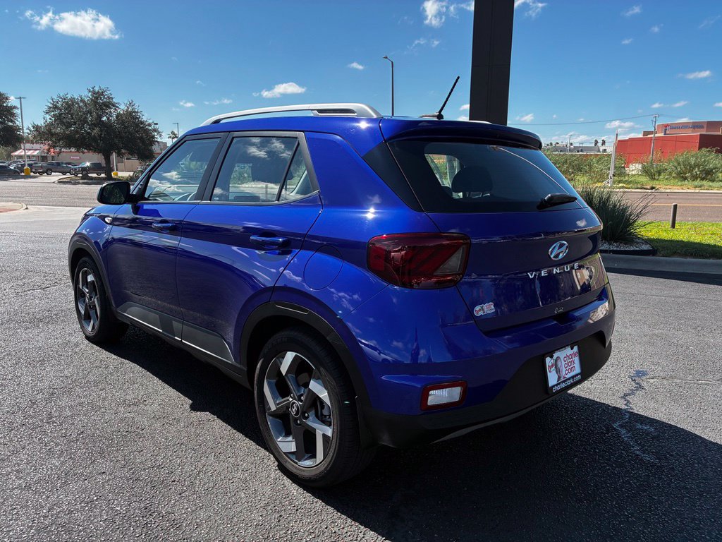 Used 2025 Hyundai Venue Limited FWD image 3