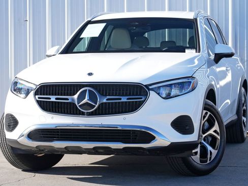 Used 2025 Mercedes-Benz GLC 350e 4MATIC image 3