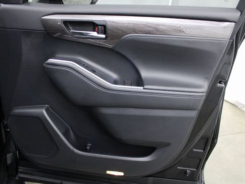 Used 2022 Toyota Highlander Limited image 28