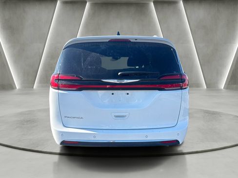 Used 2023 Chrysler Pacifica Touring FWD image 6