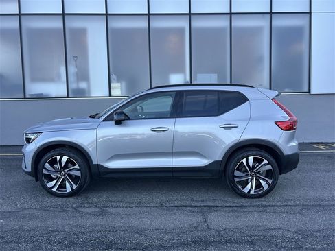 Certified 2025 Volvo XC40 B5 Ultra w/ Protection Package Premier image 5