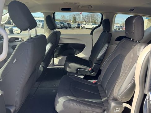 Used 2022 Chrysler Voyager LX FWD image 21