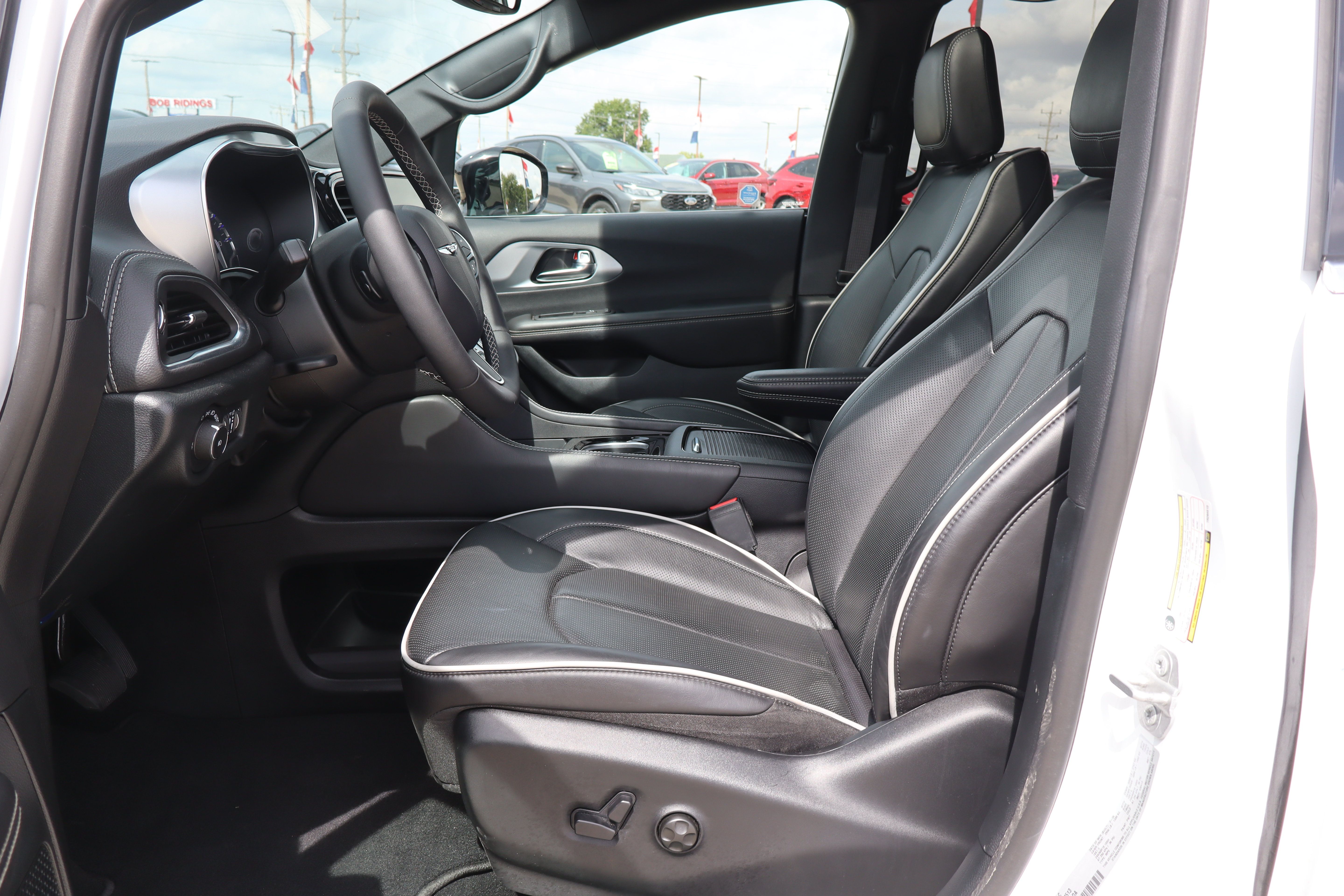 Used 2026 Chrysler Pacifica Limited FWD image 9