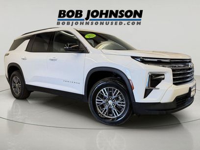 Used 2025 Chevrolet Traverse LT